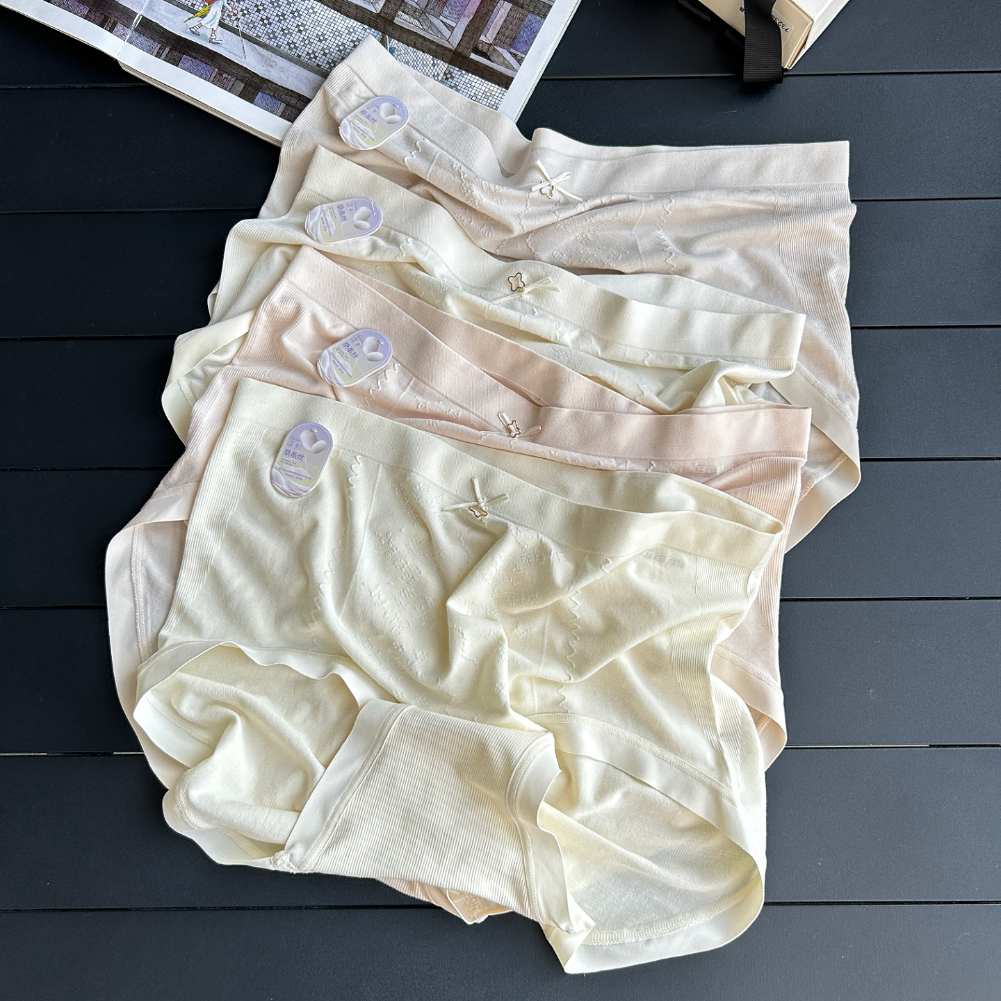 怎么会这样好穿！一体无缝无痕高弹浮雕款女士盒装内裤桑蚕丝底裆