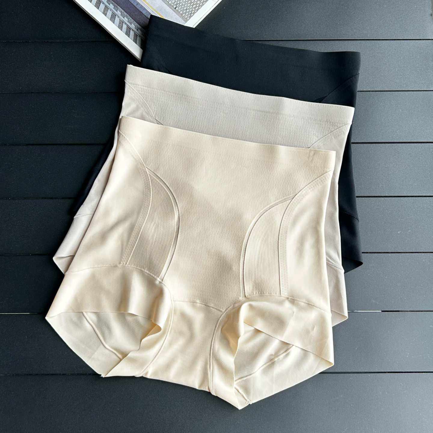 魔法塑身效果 微压网纱拼接轻塑短平角女内裤 高腰无痕收腹包臀裤