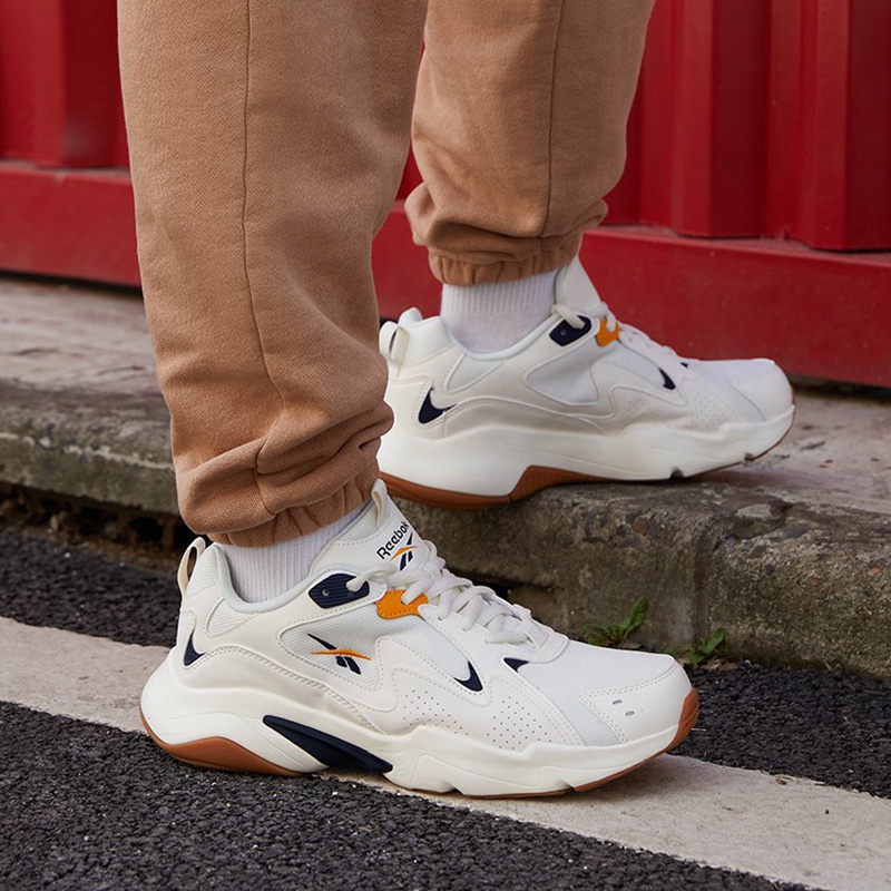 锐步轻便透气运动休闲鞋