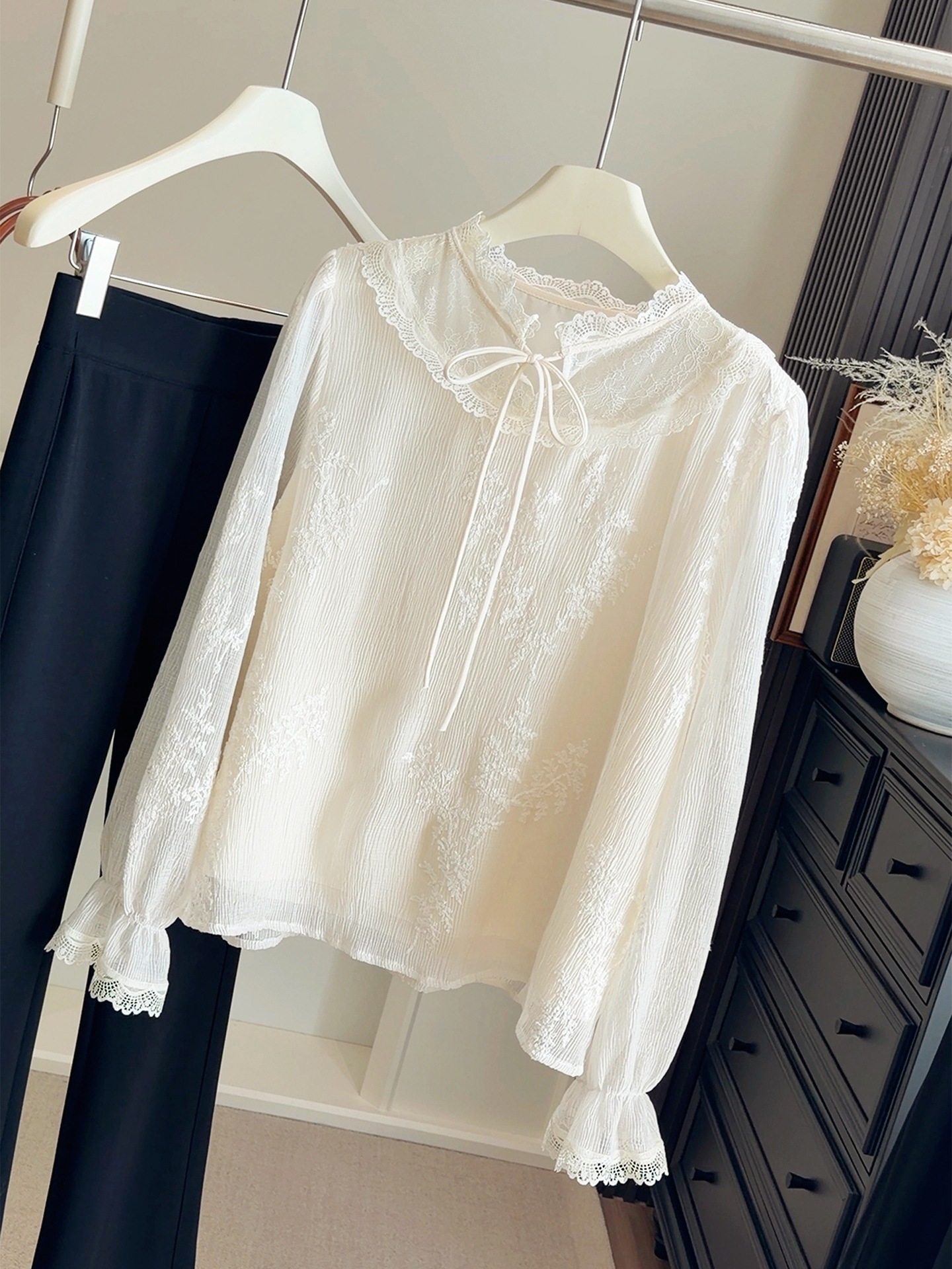 立领系带提花蕾丝衬衫女春秋显瘦气质打底内搭喇叭袖纯色上衣,女装/女士精品,蕾丝衫/雪纺衫,淘宝优惠券,粉丝福利购,淘宝优惠卷