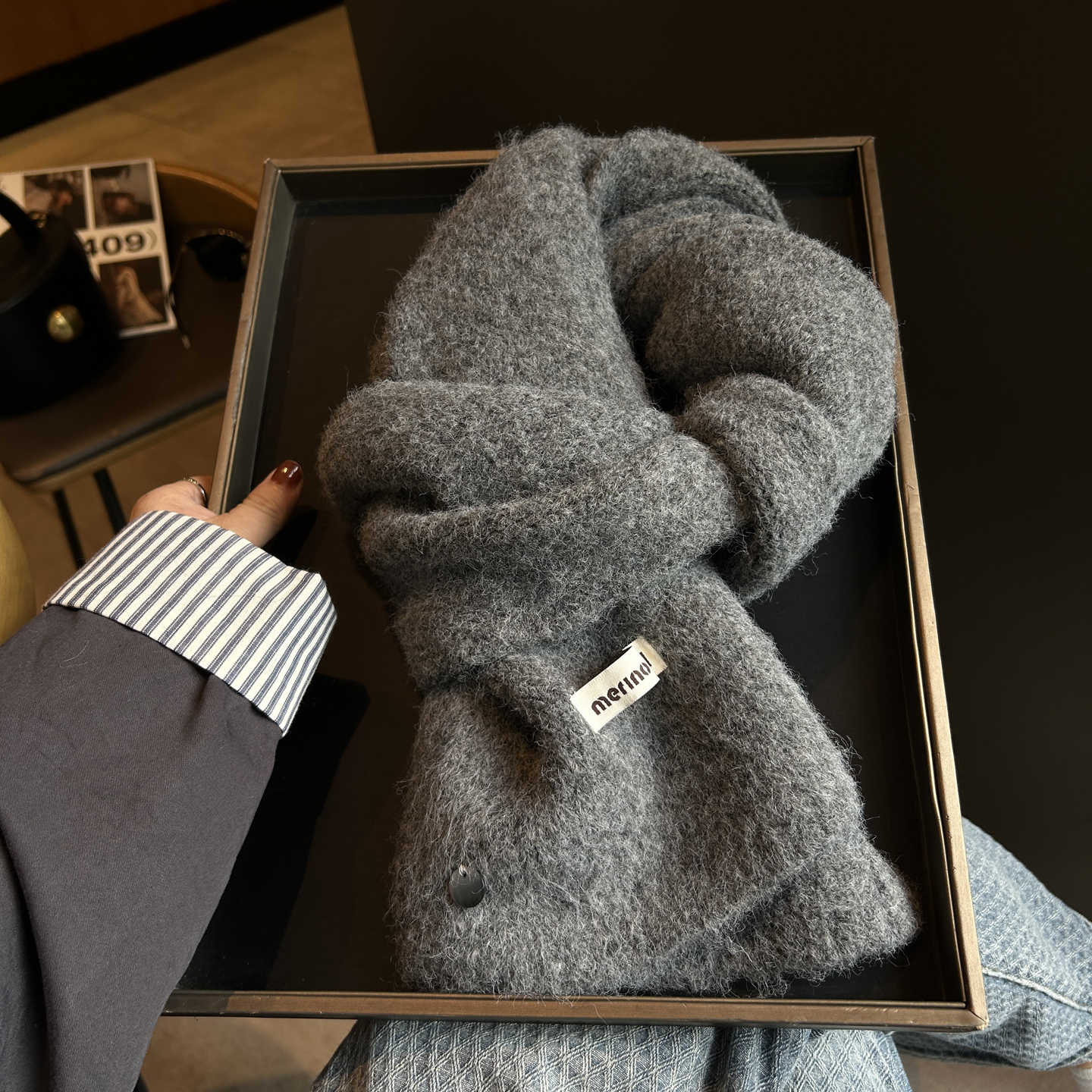 韩系纯色丝光羊毛围巾女冬季极简灰色外搭披肩贝壳扣装饰保暖围脖