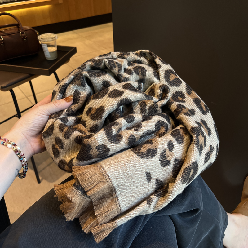围巾女冬季2024新款韩版百搭亲肤保暖仿羊绒女士围脖时尚豹纹披肩