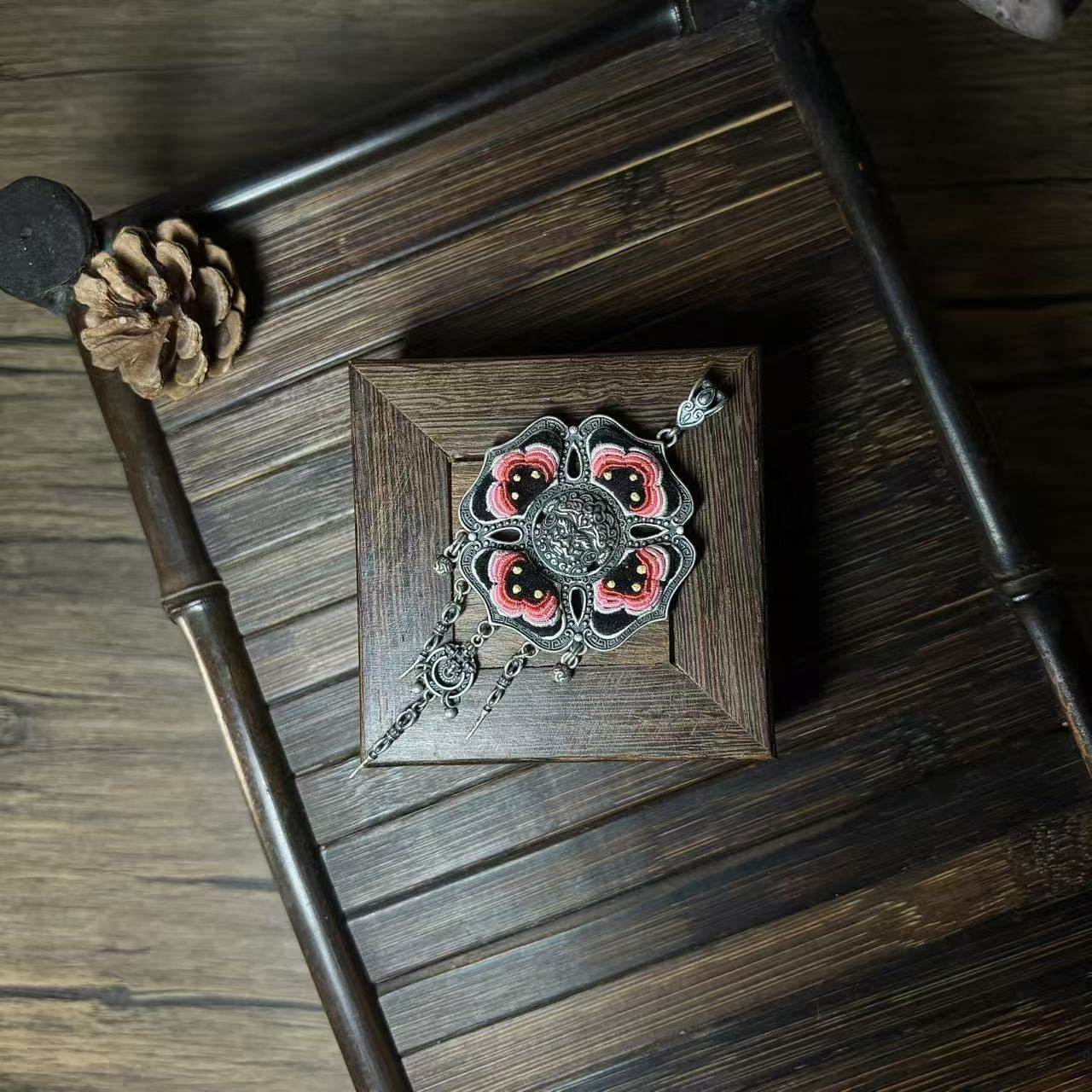 特色手工艺/地区民间特色手工艺/刺绣/五路财神吊坠