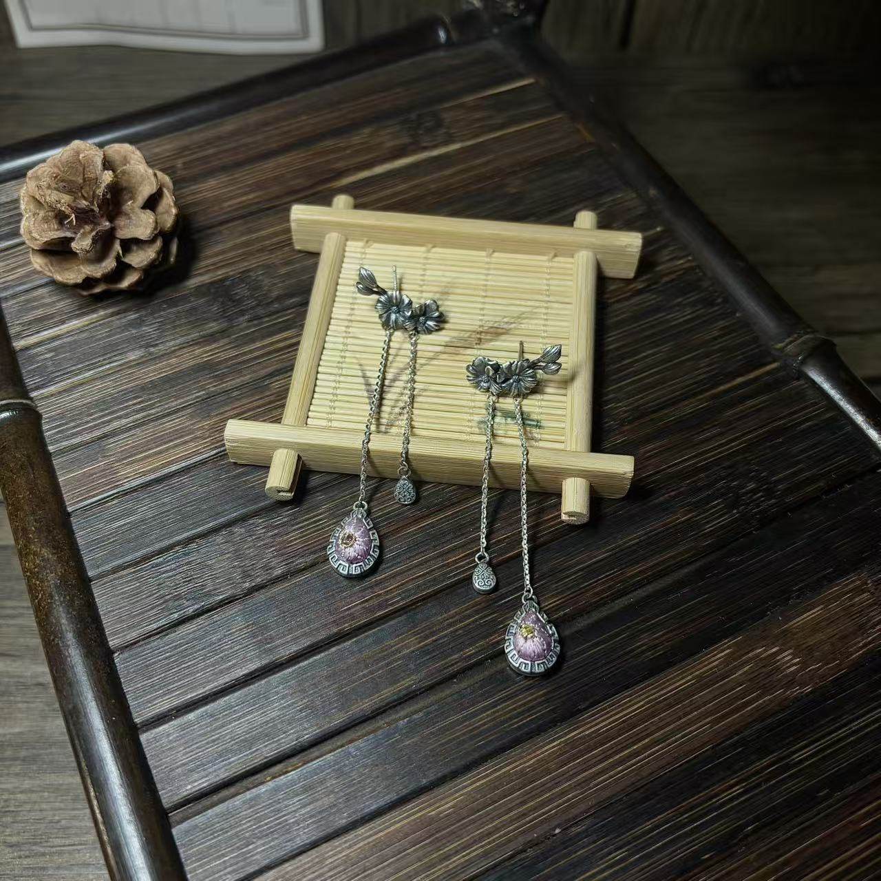 特色手工艺/地区民间特色手工艺/刺绣/山茶花耳钉