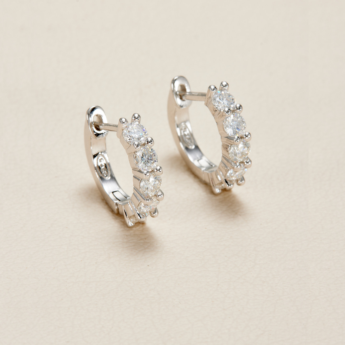 AHCHOO 精工超S 静奢通勤满钻莫桑石圆型小耳扣简约S925银耳环女,饰品/流行首饰/时尚饰品新,银饰耳饰,淘宝优惠券,粉丝福利购,淘宝优惠卷