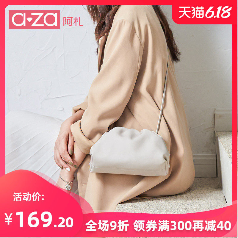 白色云朵包女2020新款潮小ck单肩斜挎包包流行褶皱手拿包饺子包