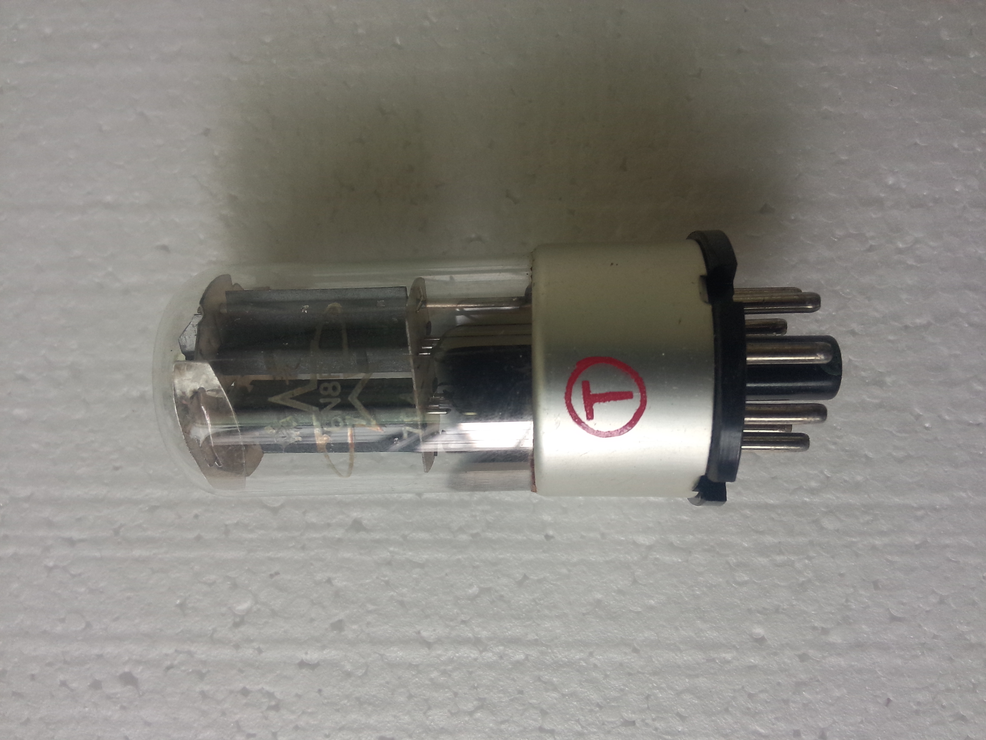 79年生产的底座是白色的。【有全新黄色座92年生产6N8PJ级，数量有限，单价30元】