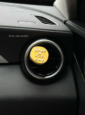 车载香水香薰可爱ins文字汽车出风口夹女生车内香氛装饰新车礼物