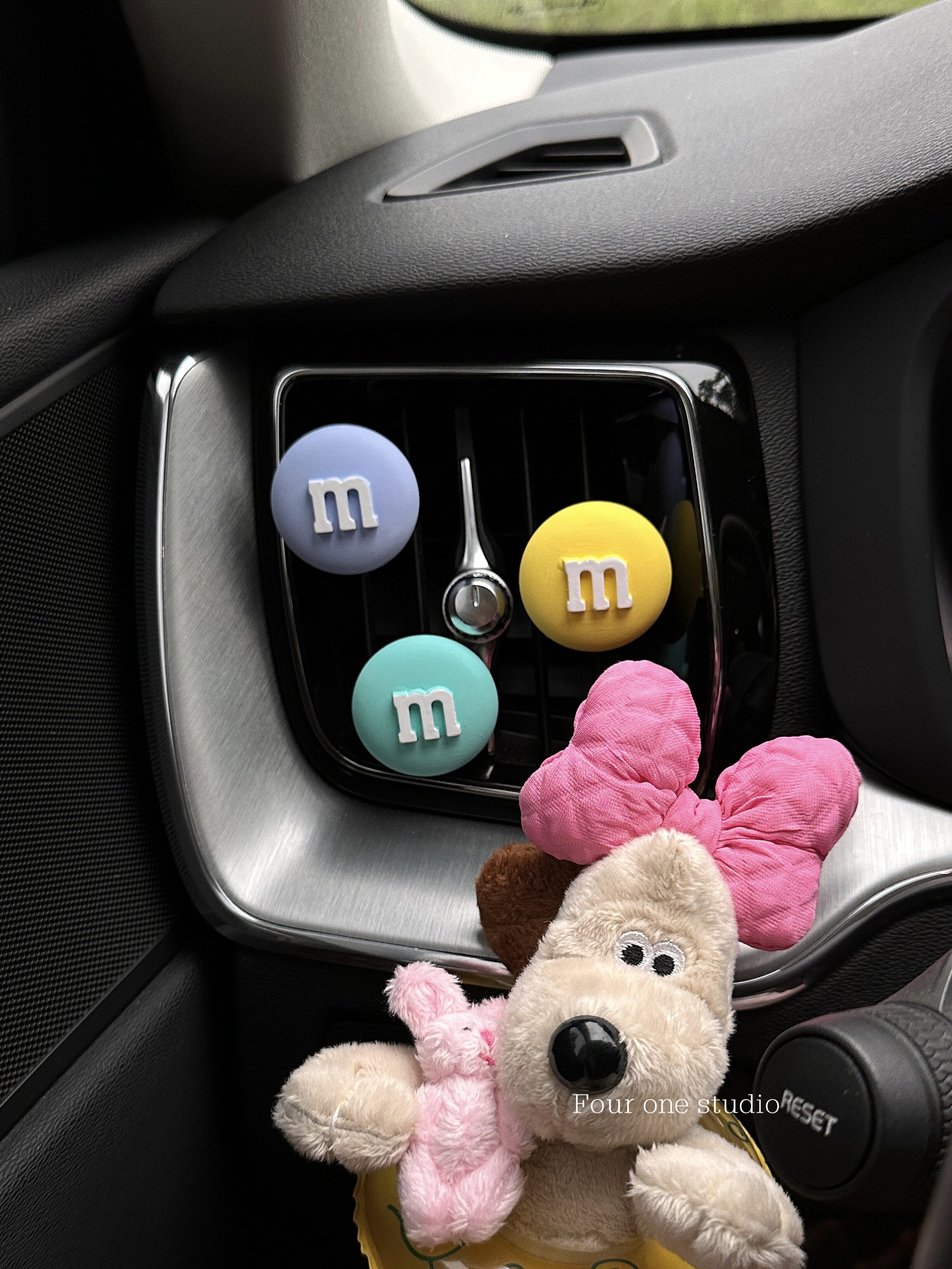 车载香薰汽车出风口夹可爱m豆糖果车内香氛装饰汽车大全可爱车内