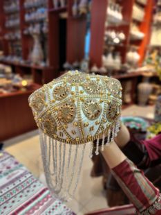 新疆小花帽新疆舞女士手工绣珠亮片帽子维吾尔族演出头饰四角帽