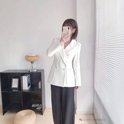 2025冬飘P系列 衣佳人折扣女 翻领 双排扣 个性口袋西装外套 1163