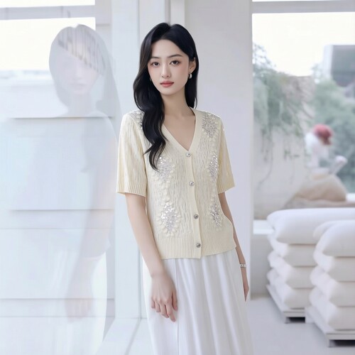 2026夏莱L系列1 衣佳人折扣女装 V字领 亮片装饰 短袖针织衫 131