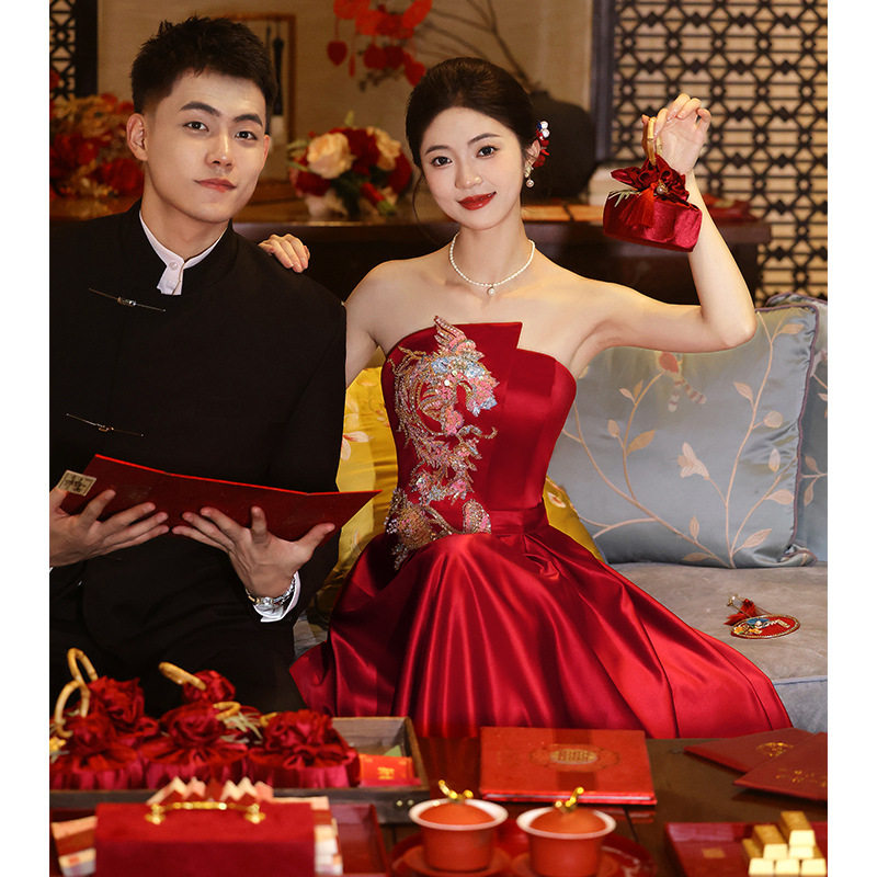 敬酒服新娘2026新款酒红色订婚礼服连衣裙结婚高级感轻奢缎面抹胸