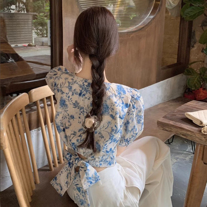 法式露腰后背绑带蝴蝶结上衣V领气质泡泡袖短袖碎花显瘦短款衬衫