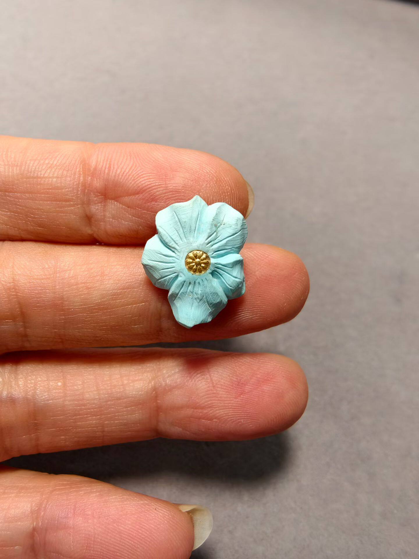 立体精雕格桑花扣坠天然湖北原矿绿松石+镶嵌24k黄金随形雕刻配饰