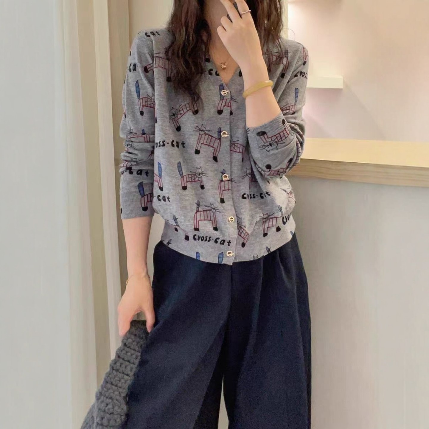 奥特莱斯专柜正品清仓卡通印花V领针织开衫女春秋百搭外套针织衫图片