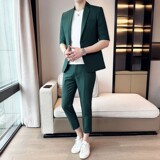 墨绿色