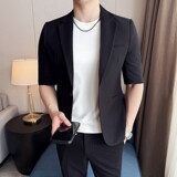 黑色