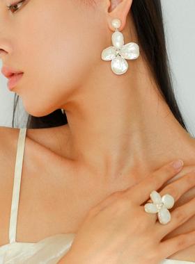 清冷感简约白贝母胸针戒指