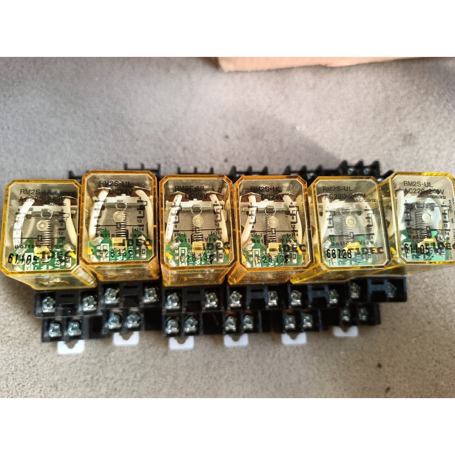 和泉继电器RM2S-UL,DC24V加底座,全新实物拍照,共议价产品