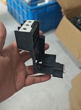 热继电器底座.黑色外壳,白色接线孔,标有