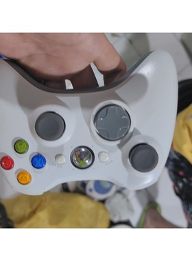 XBOX360原装手柄,白色机身,外观成色如图,有轻微使用痕议价产品