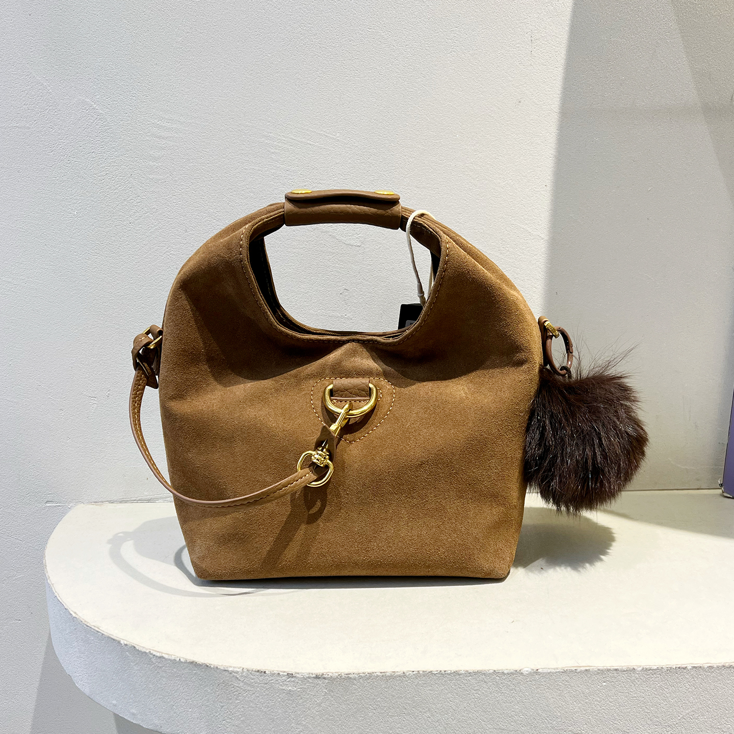 麂皮手提水桶包毛球挂饰斜挎包