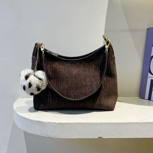 莱曼多斯时尚褶皱麂皮腋下托特包女2025新款通勤大容量单肩斜挎包