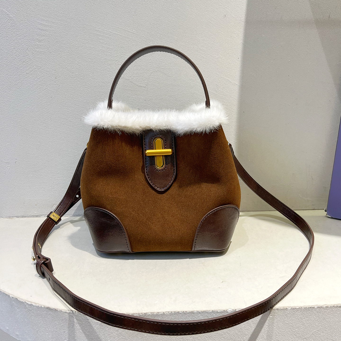 秋冬毛绒麂皮水桶包手提斜挎包