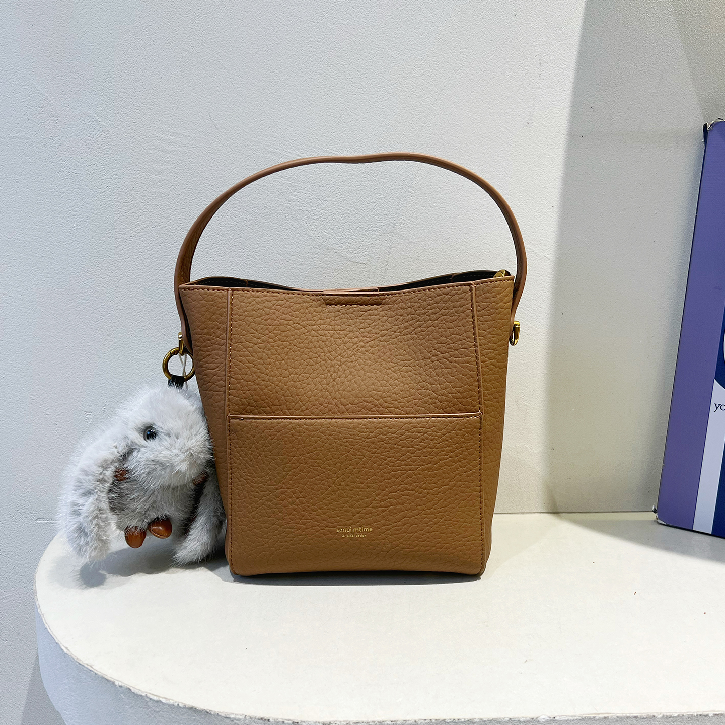 荔枝纹手提水桶包兔子挂饰斜挎包