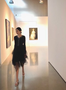 小香风晚时光经典黑色v领毛衣