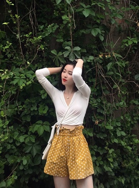 晚时光【秒杀】 晚新款V领系带打结T 性感V领T 超短款开衫