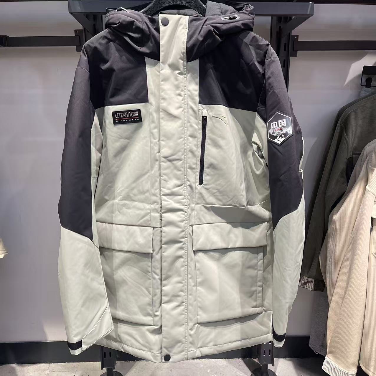 安踏2024冬中长款防风冰甲羽绒服图片