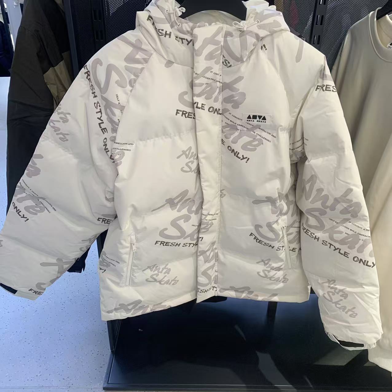 安踏2024冬男防泼水连帽羽绒服图片