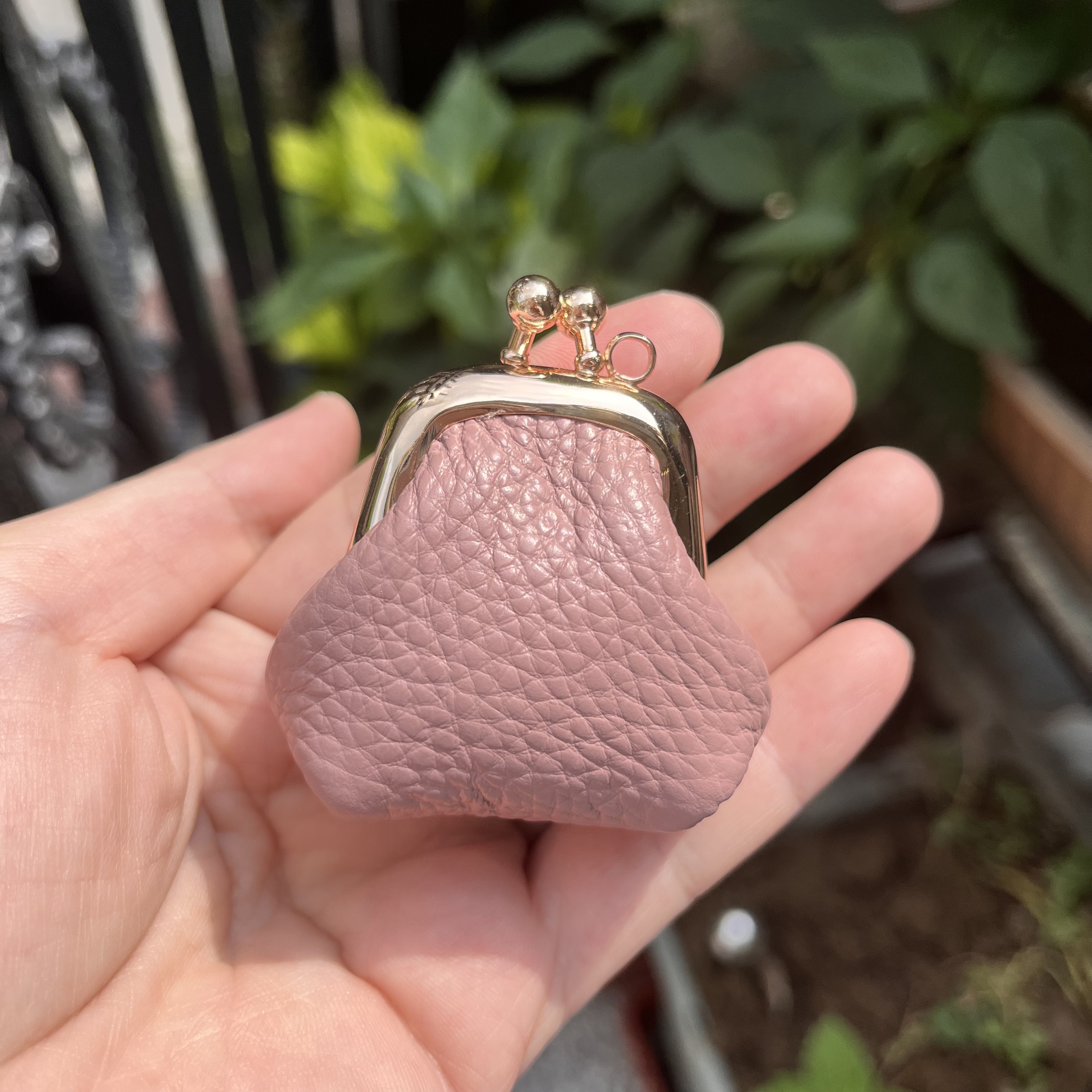 满39包邮浅紫粉迷你3 cm头层牛皮挂件项链包口金包