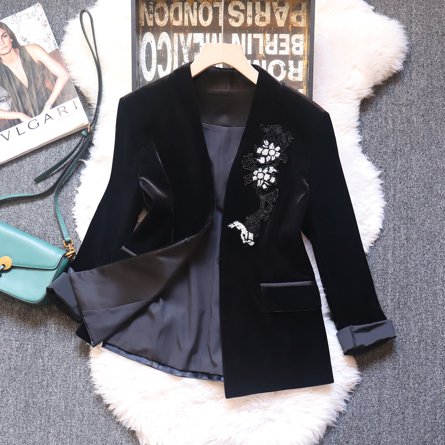 2024春秋新款时尚钉珠进口真金丝绒修身小西装外套女V领西服上衣