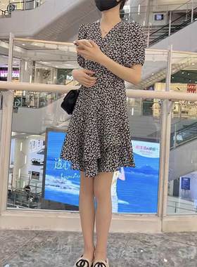 V领系带碎花连衣裙 夏季新款收腰A字显瘦中长款女装短袖裙子21101