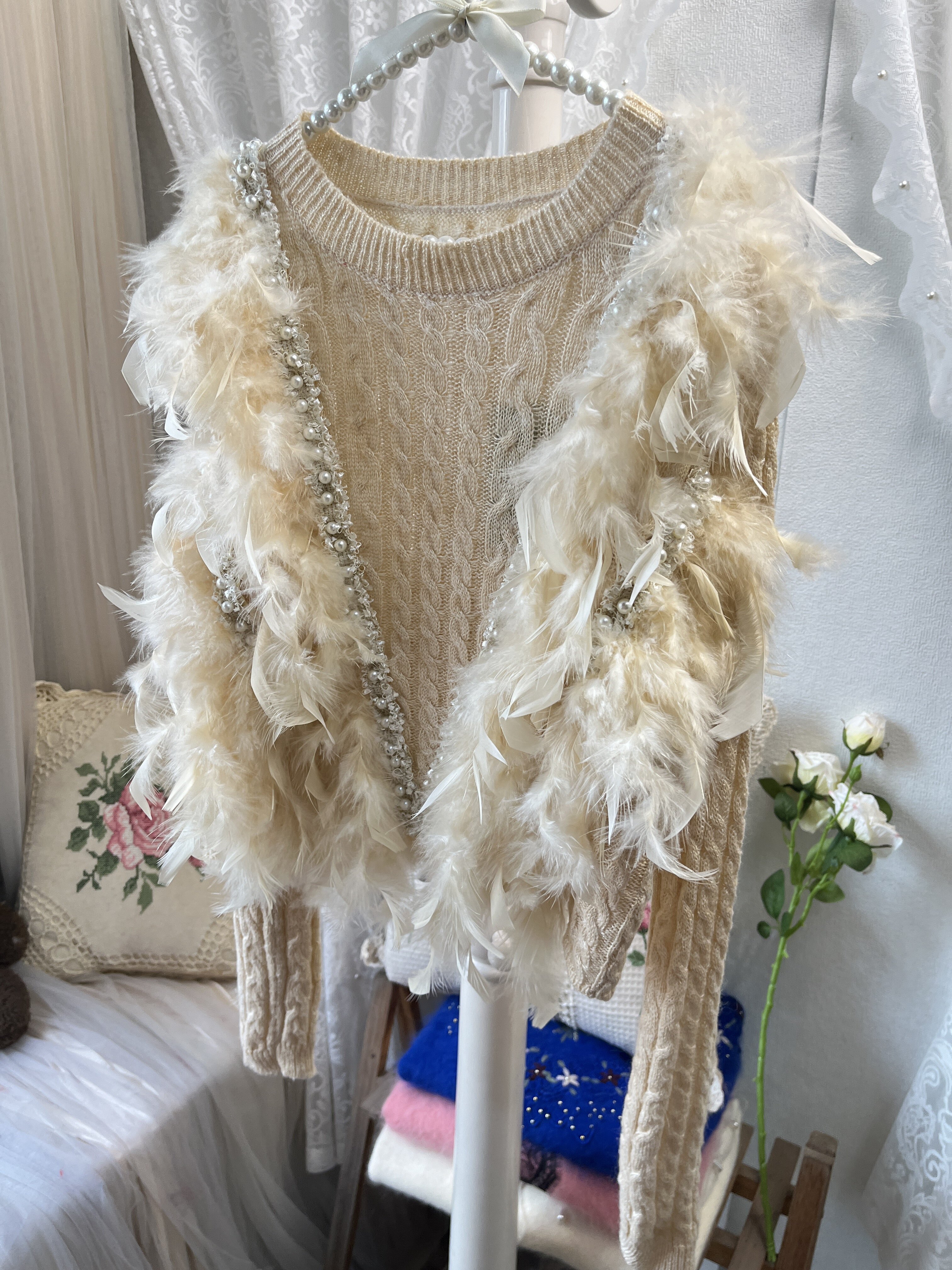 日系甜美风米色鸵鸟毛珍珠圆领套头毛衣女秋冬新款针织衫羊毛毛衣