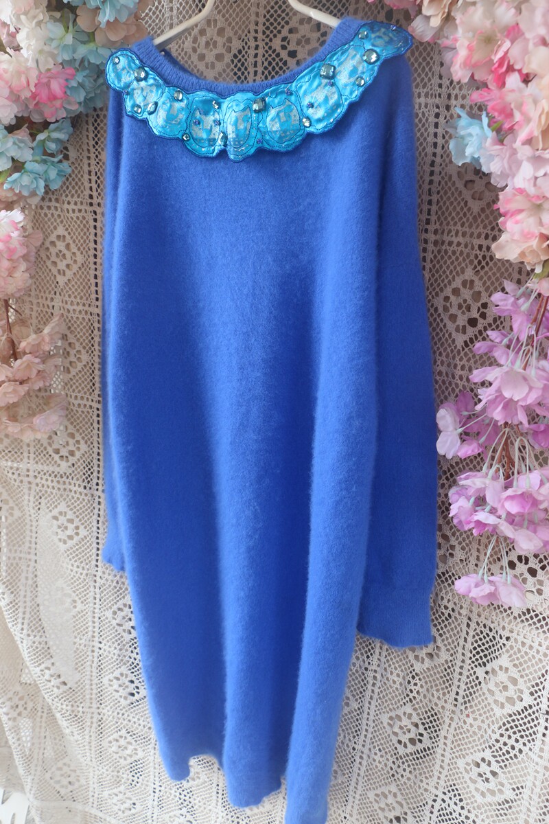 2020亮蓝色大圆领复古风镶钻领摆设计感过膝长毛衣裙茧型套头兔毛