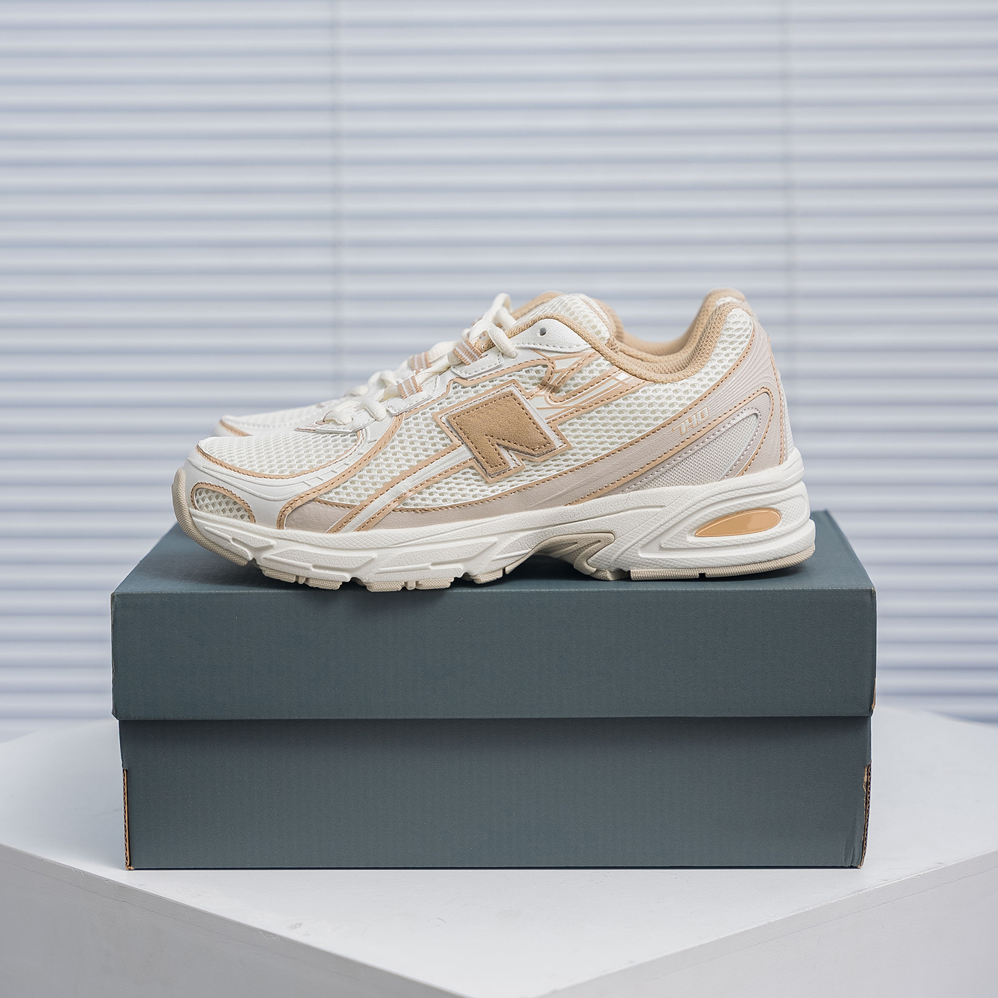 2025年新款简约透气不闷脚小白鞋时尚运动鞋青少年学生跑步鞋子女