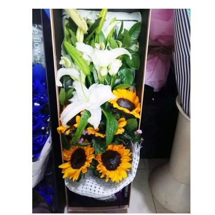 湘潭雨湖区大洋百货基建营湖南科技大学鲜花店520配送玫瑰花束