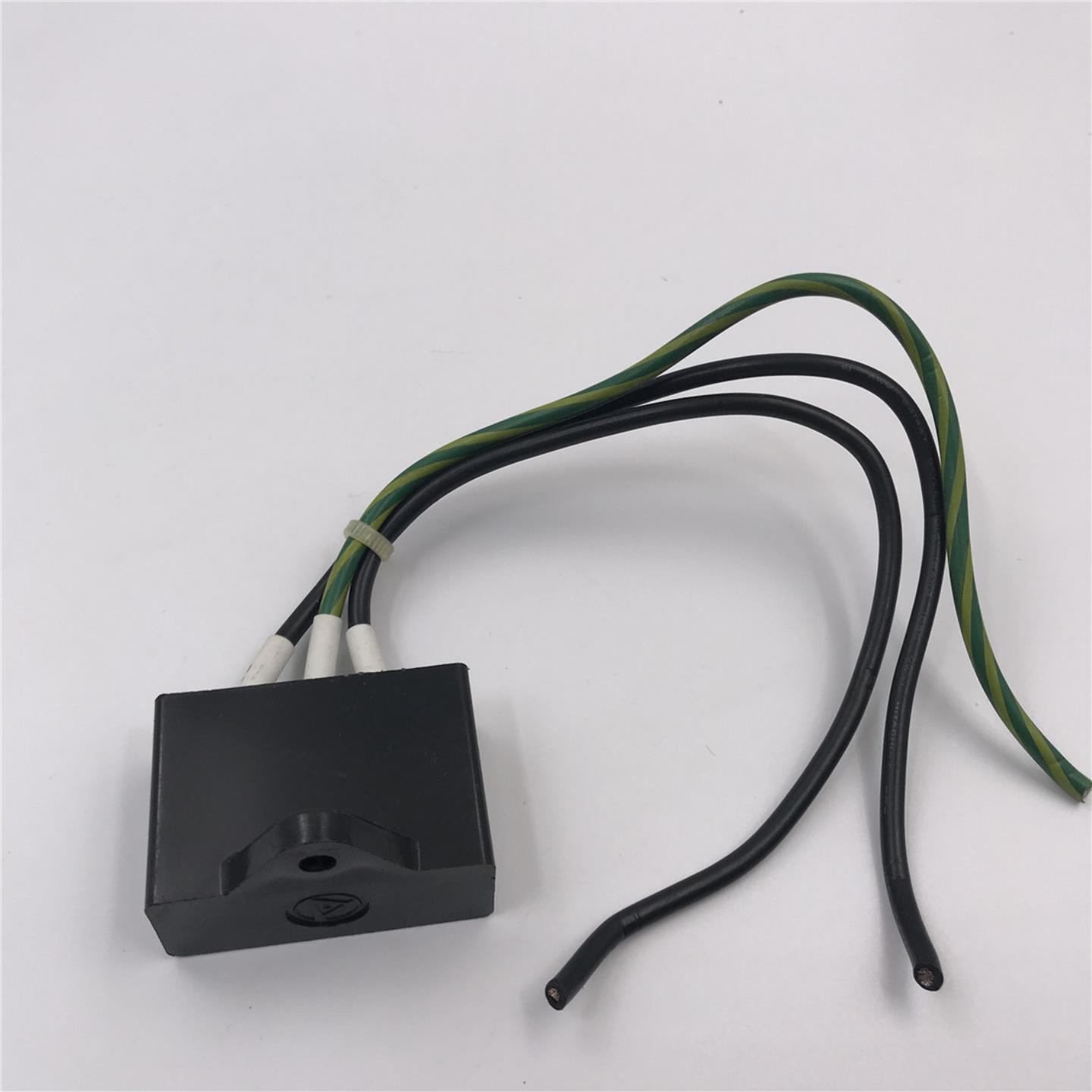 SURGE PROTECTOR RAV-781BWZ-2A  250V 2500A 20US实拍