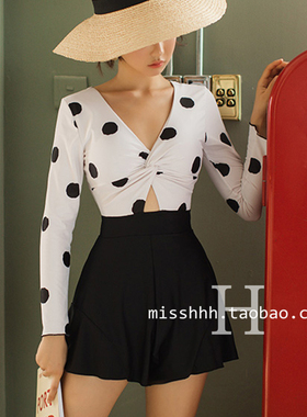 下雨天-大牌复古波点保守长袖ins性感大胸遮肚显瘦连体度假泳衣女