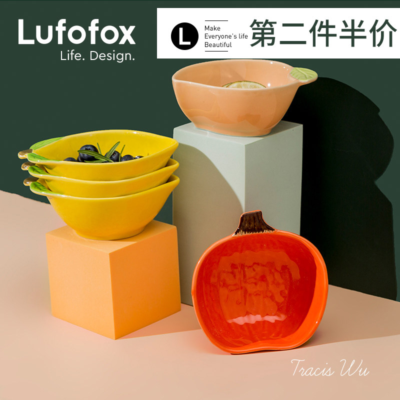 Small ceramic plate dipped in soy sauce household snack plate