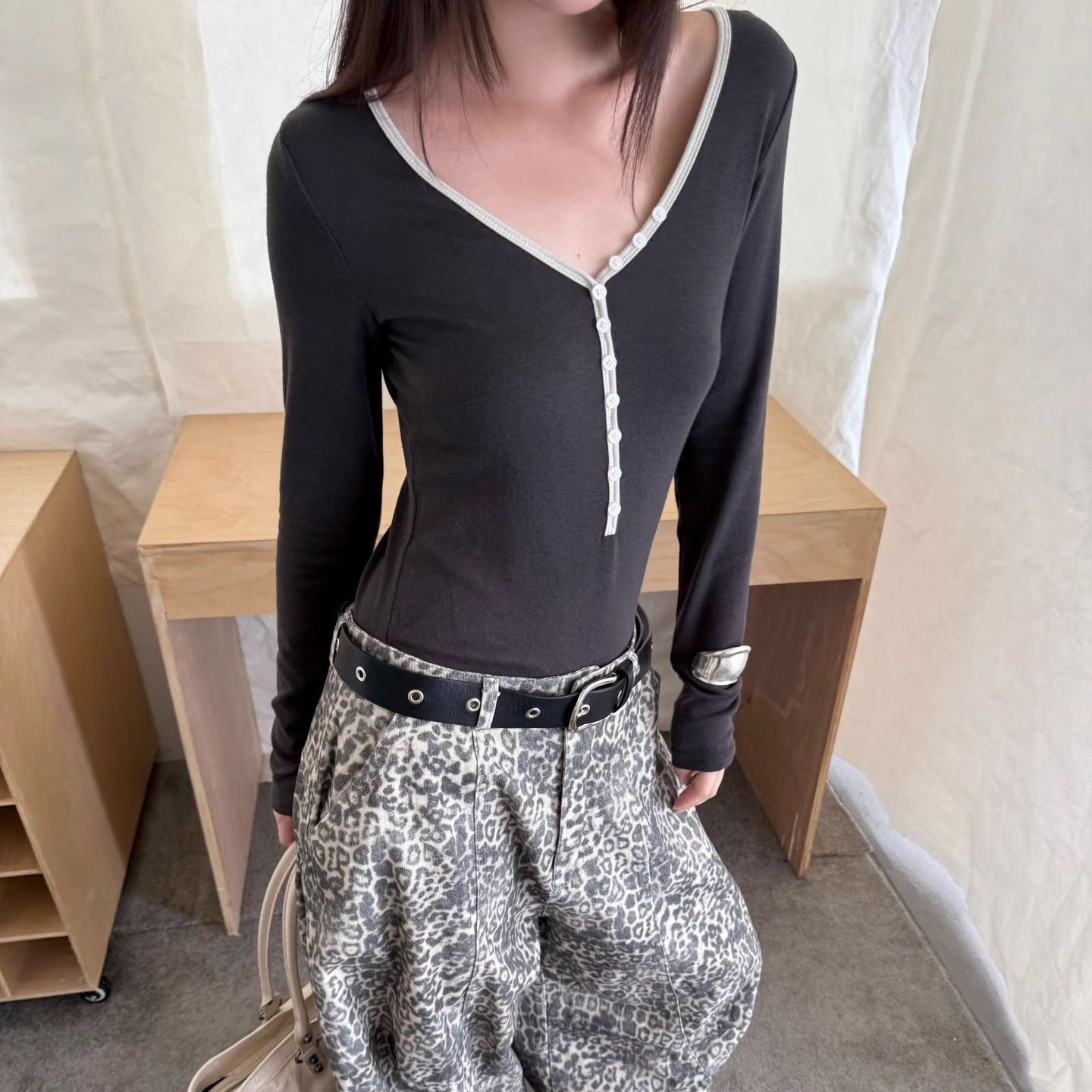 几多芝MUCHZHI  V领打底衫亲肤弹力修身内搭长袖T恤上衣T566#