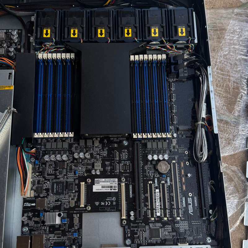 全新未使用的华硕KRPA-U16主板，适用于服务器使用。AM--议价商品