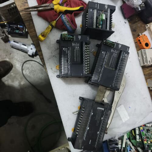omRon欧姆龙PLC三个，型号:CP1E-N20DR-A/--议价商品