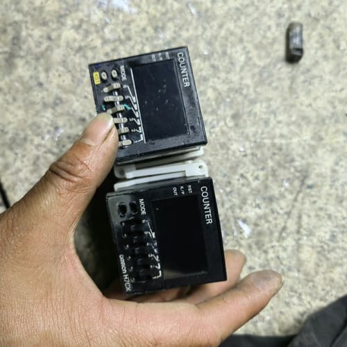 omRon计数器两个,型号:H7CX-ASD,有一个有按键,--议价商品