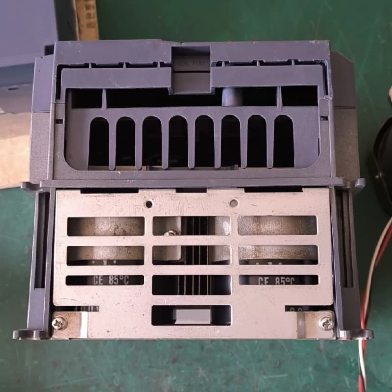 富士E1S-5.5-7.5KW变频器外壳一套。。带风扇和主电--议价商品