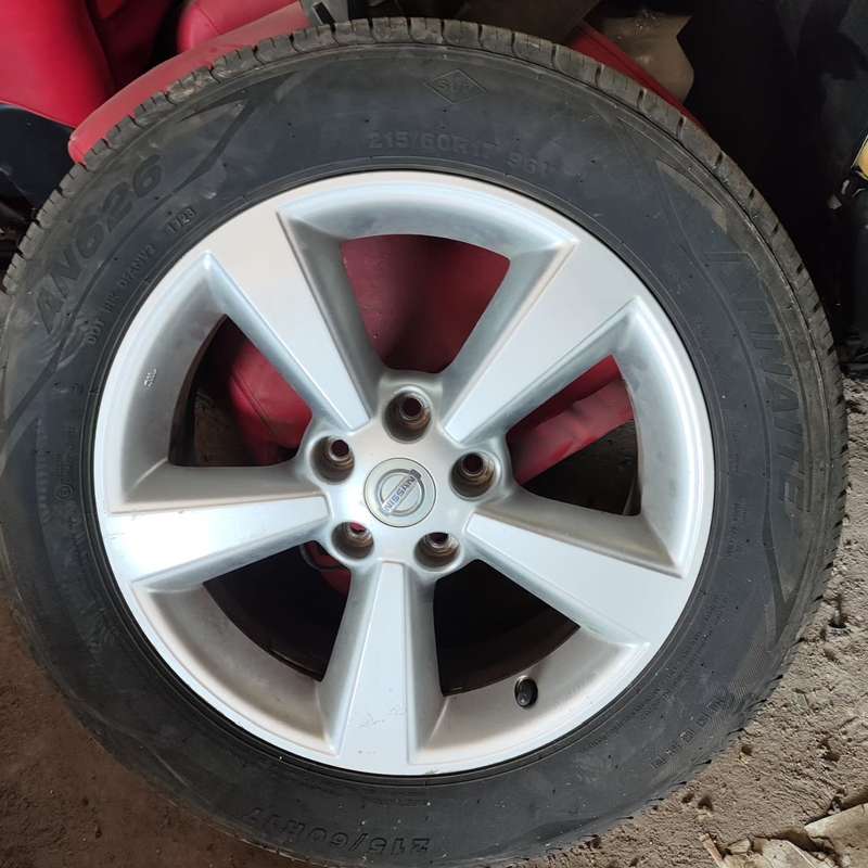 日产逍客17寸轮毂，原装拆车件，型号215/60R17，银色--议价商品